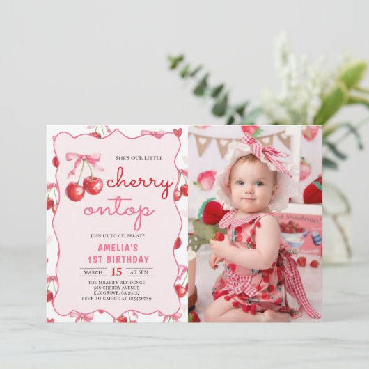 ピンクのコケットボウさくらんぼトップ1の誕生日の写真 招待状 (スタンド正面)