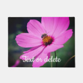 ピンクのコスモスの花にミツバチパーソナライズされた ドアマット (正面)