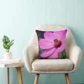 ピンクのコスモスの花を咲かせるハチミツ クッション (椅子)