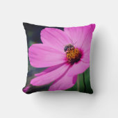 ピンクのコスモスの花を咲かせるハチミツ クッション (正面)