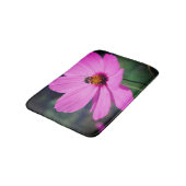 ピンクのコスモスの花を咲かせるハチミツ バスマット (アングル)