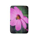 ピンクのコスモスの花を咲かせるハチミツ バスマット (正面縦)