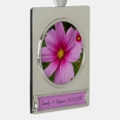 ピンクのコスモスの花ワイルドフラワー シルバープレートバナーオーナメント (右)