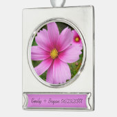 ピンクのコスモスの花ワイルドフラワー シルバープレートバナーオーナメント (左)