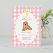 ピンクのゴールデンドゥードル子犬のパーティー 1歳の誕生日 箔招待状 (立ち正面)