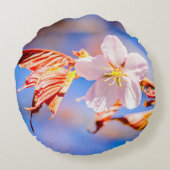 ピンクのサクラの花と青い空 ラウンドクッション (裏面)