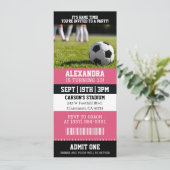 ピンクのサッカーガールのチケット 誕生日パーティー 招待状 (スタンド正面)