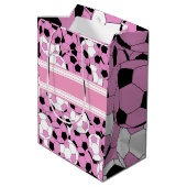 ピンクのサッカーボールのコラージュ ミディアムペーパーバッグ (裏面アングル)