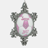 ピンクのサッカーボールの白い真珠 スノーフレークピューターオーナメント (左)