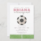 ピンクのサッカーボール女子6歳または7歳の誕生日パーティー 招待状 (正面)