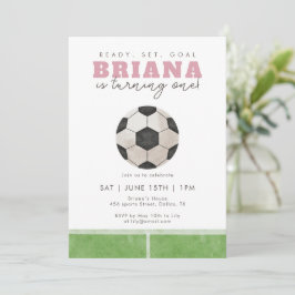 ピンクのサッカーボール女子6歳または7歳の誕生日パーティー 招待状