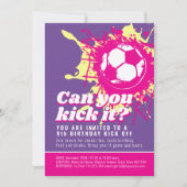 ピンクのサッカーボール誕生日パーティーをキックできるか 招待状 (正面)