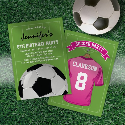 ピンクのサッカーユニフォームのキッズ誕生日パーティー招待状 招待状