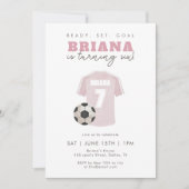ピンクのサッカーユニフォーム 女子 7歳の誕生日パーティー スポーツ 招待状 (正面)