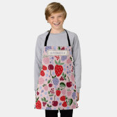 ピンクのサマー フルーツ ベリー ブライドズメイド パーソナライズド エプロン (着用した状態)