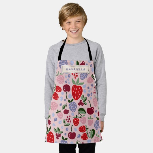 ピンクのサマー フルーツ ベリー ブライドメイド パーソナライズド エプロン (着用した状態)