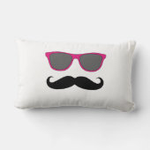 ピンクのサングラスおよび黒い口ひげのユーモア ランバークッション (裏面)