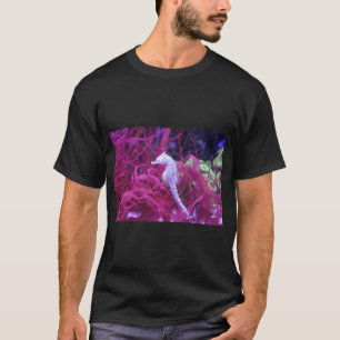 ピンクのサンゴの中のタツノオトシゴ Tシャツ