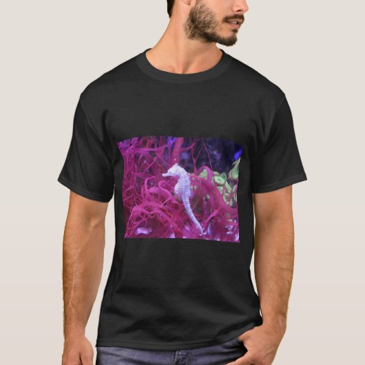 ピンクのサンゴの中のタツノオトシゴ Tシャツ (正面)