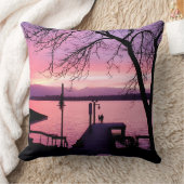 ピンクのサンセットスカイと波止場にシルエットのカップル クッション (ブランケット)