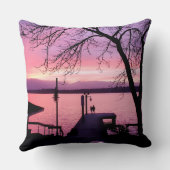 ピンクのサンセットスカイと波止場にシルエットのカップル クッション (裏面)