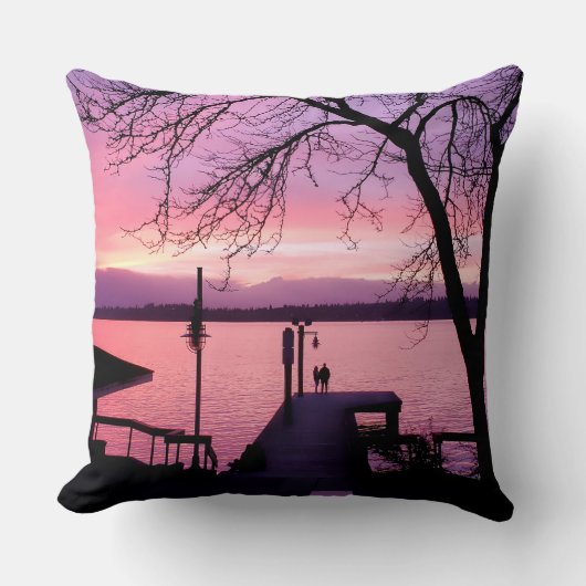 ピンクのサンセットスカイと波止場にシルエットのカップル クッション (正面)