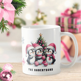 ピンクのサンタ帽子の可愛いペンギン家族のクリスマス コーヒーマグカップ