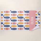 ピンクのサーフボードと花をサーフアップ ビーチタオル (正面)