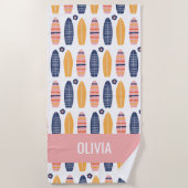 ピンクのサーフボードと花をサーフアップ ビーチタオル (正面)