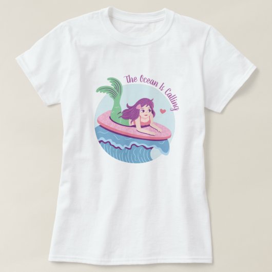 ピンクのサーフボード上の人魚 海が来る Tシャツ (デザイン正面)