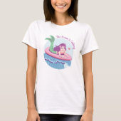 ピンクのサーフボード上の人魚 海が来る Tシャツ (正面)
