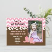 ピンクのシェブロンおよび牛女性のカーボーイの招待状 招待状 (スタンド正面)