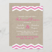 ピンクのシェブロンが付いた麻の布の結婚式前夕餐会招待状 招待状 (正面/裏面)