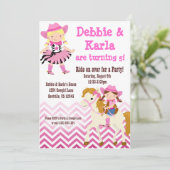 ピンクのシェブロンの対の女性のカーボーイの誕生会の招待 招待状 (スタンド正面)