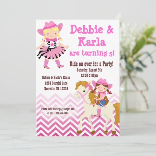 ピンクのシェブロンの対の女性のカーボーイの誕生会の招待 招待状 (スタンド正面)