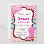ピンクのシェブロンの青い点、女性のカーボーイのブーツの誕生日 招待状 (正面)