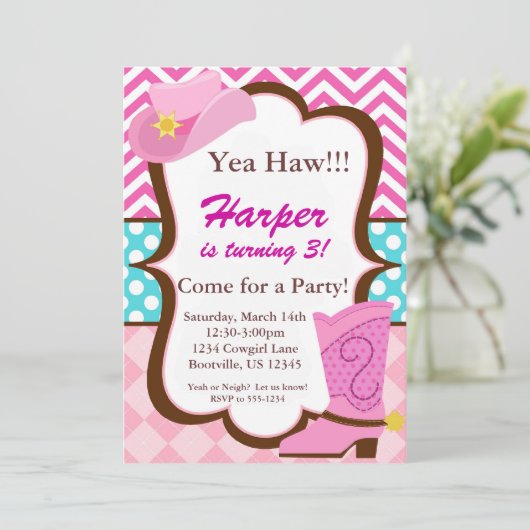 ピンクのシェブロンの青い点、女性のカーボーイのブーツの誕生日 招待状 (スタンド正面)