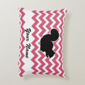ピンクのシェブロン模様のリスのシルエット アクセントクッション (裏面(縦))
