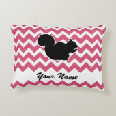 ピンクのシェブロン模様のリスのシルエット アクセントクッション (裏面)