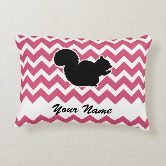 ピンクのシェブロン模様のリスのシルエット アクセントクッション (裏面)