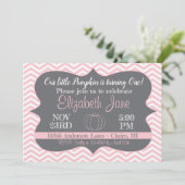 ピンクのシェブロン 私たちの小さなパンプキン 誕生日招待状 招待状 (スタンド正面)