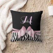 ピンクのシマウマストライプのな曲げられた|は個人化なります クッション (ブランケット)