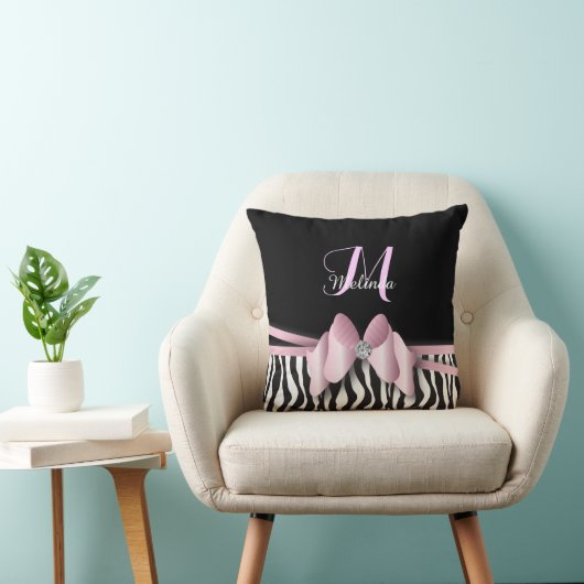 ピンクのシマウマストライプのな曲げられた|は個人化なります クッション (椅子)