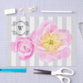 ピンクのシャクヤクおよび灰色のストライプのモノグラム 薄葉紙 (クラフト)