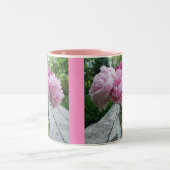 ピンクのシャクヤクのシャクヤクのつぼの整理のマグ ツートーンマグカップ (中央)