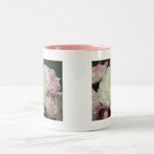 ピンクのシャクヤクのシャクヤクの花柄のマグ ツートーンマグカップ (中央)