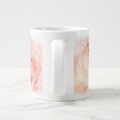 ピンクのシャクヤクのジャンボマグが付いている平静の祈りの言葉 ジャンボコーヒーマグカップ (裏面)