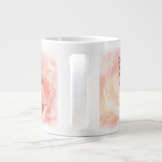 ピンクのシャクヤクのジャンボマグが付いている平静の祈りの言葉 ジャンボコーヒーマグカップ (裏面)