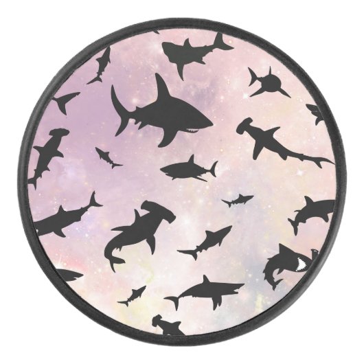 ピンクのシャドーフィッシュサメのグラデーション銀河系宇宙 アイスホッケーパック (正面)