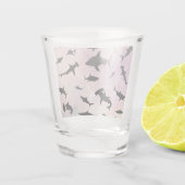 ピンクのシャドーフィッシュサメのグラデーション銀河系宇宙 ショットグラス (裏面)